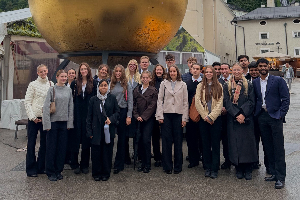 Gruppe von Jugendlichen steht vor einer goldenen Kugel in Salzburg