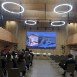 Bildschirm, auf dem eine Pro-und-Kontra-Präsentation zum Thema „Arbeiten von zu Hause aus“ angezeigt wird.