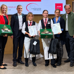 Auszeichnung für Lehrlinge in der Gastronomie: Sechs Personen mit Urkunden und Geschenken in Wien