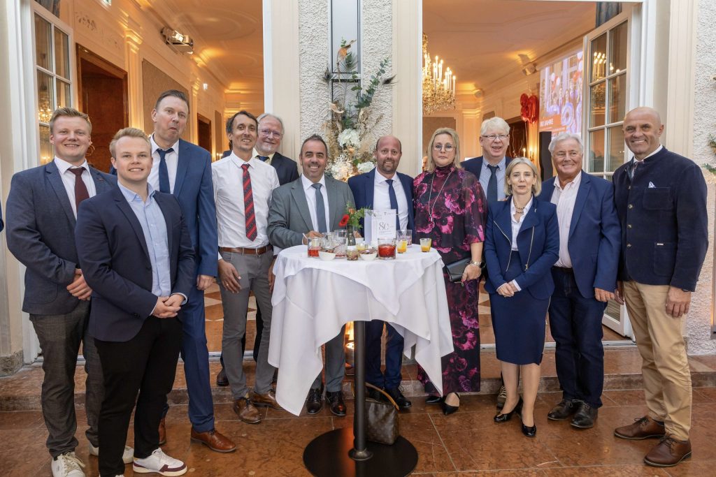 Cocktail-Tisch bei einer feierlichen Veranstaltung. Cocktail-Tisch bei einer feierlichen Veranstaltung.
