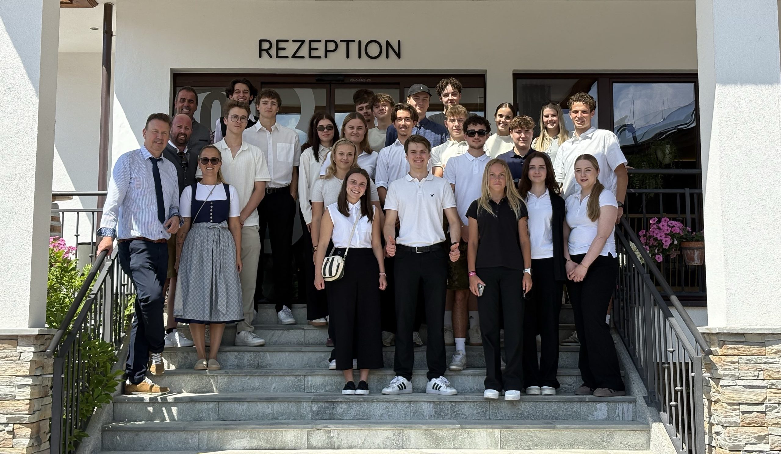 Eine Gruppe versammelt sich auf den Stufen der „Rezeption“ und bekräftigt damit ihre Teilnahme an der „Jungsommeliere Österreich 2026“.