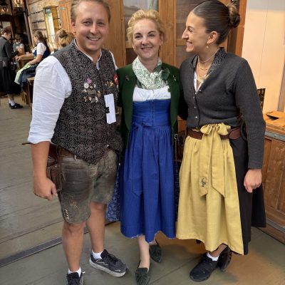 Menschen posieren in traditioneller bayerischer Tracht.