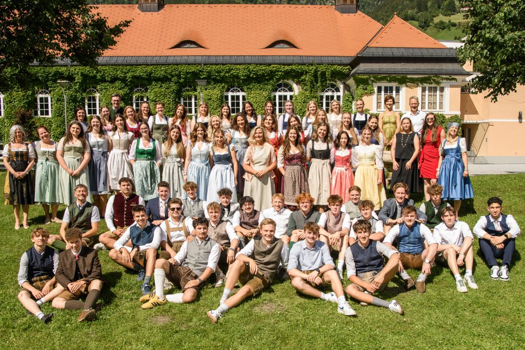 Eine Gruppe von Erwachsenen posiert gemeinsam und richtet den Blick auf das Hauptprodukt oder den Hauptgegenstand im Bild. Eine Gruppe von Erwachsenen posiert gemeinsam und richtet den Blick auf das Hauptprodukt oder den Hauptgegenstand im Bild.