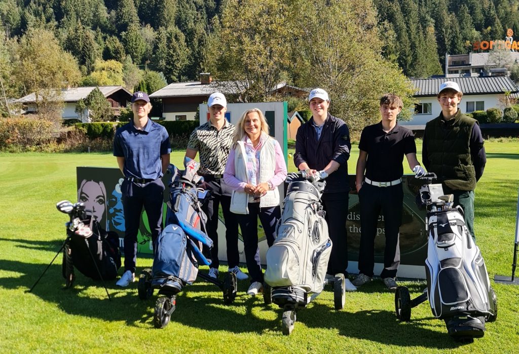 Golfteam mit Trainerin vor dem Golfclub Zell am See, Österreich