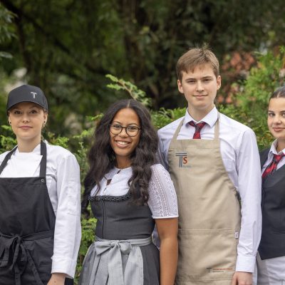 Menschen in Uniform posieren bei der Begrüßung der Besucher der Tage der offenen Tür Infotage.