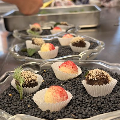 Gemischte mundgerechte Desserts in Pappbechern, ideal zum Feiern nach Vorprüfungen, Reife- und Diplomprüfungen 2025.