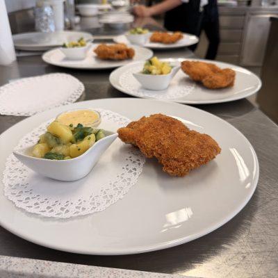 Paniertes Fischfilet mit Kartoffelsalat; Gerichte für die Reife- und Diplomprüfungen 2025 werden in einer Großküche zubereitet.