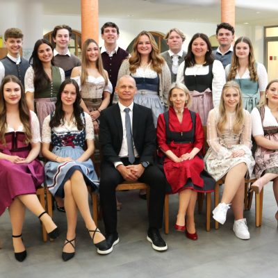 Eine Gruppe in traditioneller Tracht posiert für ein offizielles Gruppenfoto der Maturaklasse und Abschlussklasse 2025.