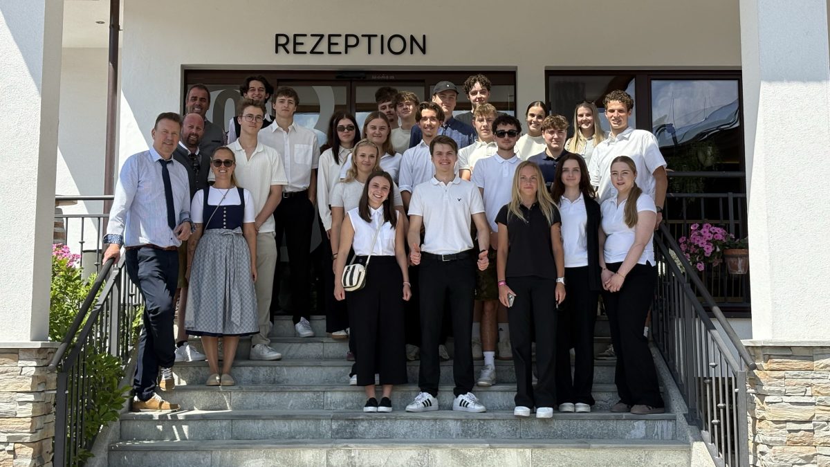 Eine Gruppe versammelt sich auf den Stufen der „Rezeption“ und bekräftigt damit ihre Teilnahme an der „Jungsommeliere Österreich 2026“.