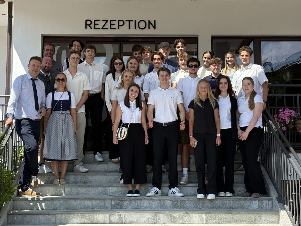 Eine Gruppe versammelt sich auf den Stufen der „Rezeption“ und bekräftigt damit ihre Teilnahme an der „Jungsommeliere Österreich 2026“.