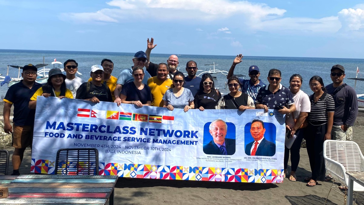 Die Gruppe hält eine Masterclass Network Food and Beverage Service Management banner bei einer Veranstaltung in Bali, November 2024. Die Gruppe hält eine Masterclass Network Food and Beverage Service Management banner bei einer Veranstaltung in Bali, November 2024.
